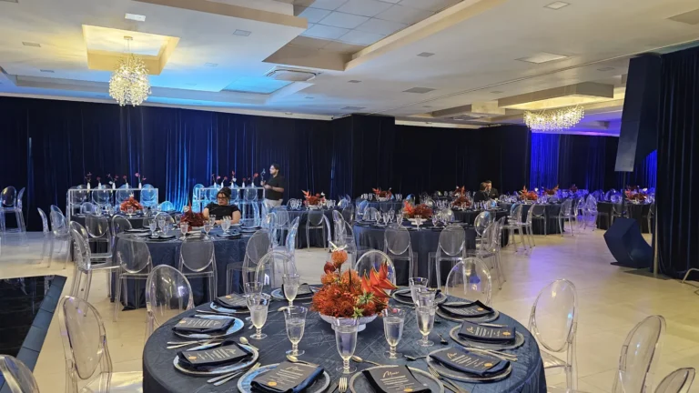 Salón montado para banquete con iluminación azul