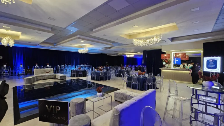 Área lounge VIP con mobiliario e iluminación azul