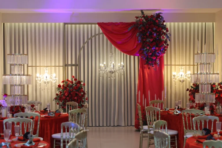 Backdrop floral rojo con lámparas de cristal para eventos