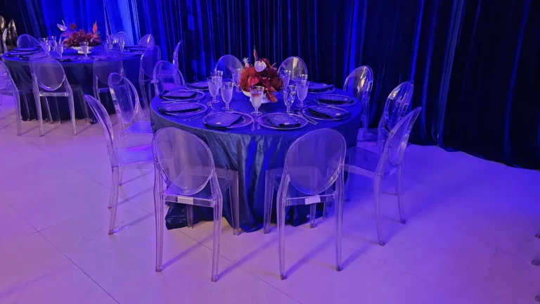 Mesa con sillas transparentes e iluminación púrpura