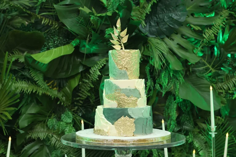 Pastel de eventos de varios pisos frente a muro verde